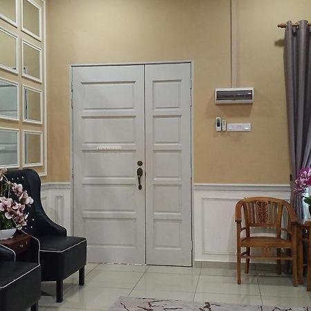 Illa Bella Homestay Jasin Exterior photo